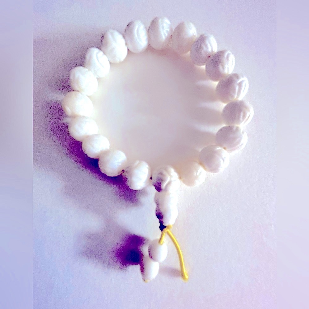 Bracelet Tridacna Shell Carved, etched, white stretch. Small, 6-7” wrist